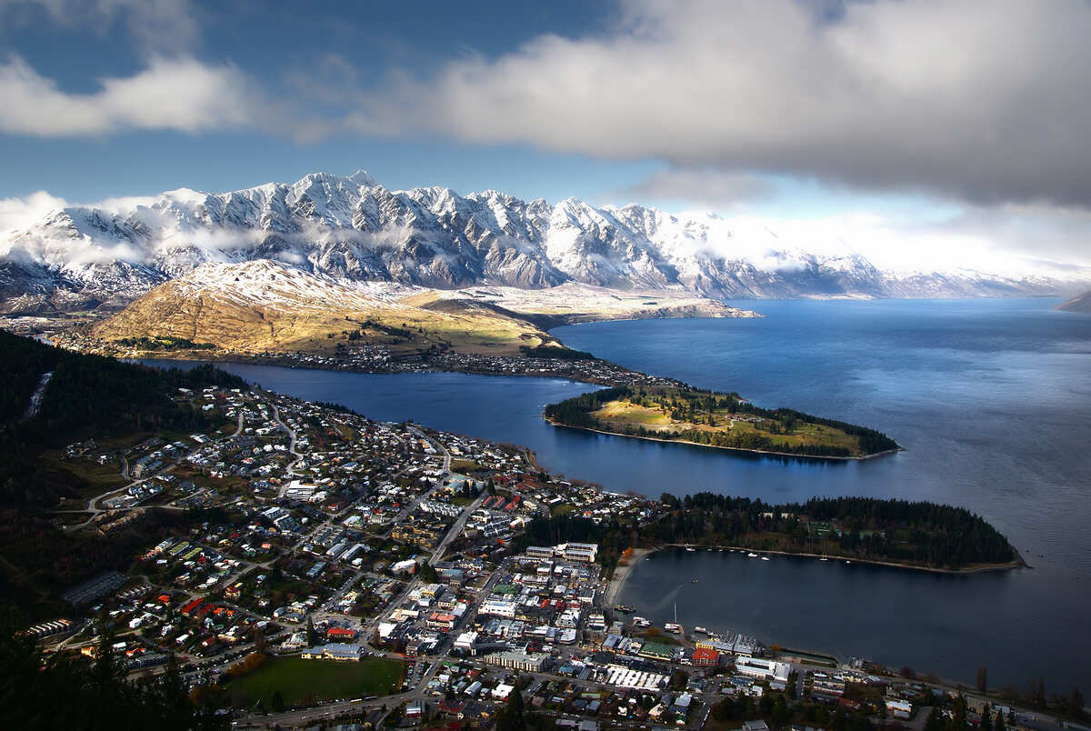 New Zealand’s South Island is a land of stunning natural beauty, from majestic mountains and pristine lakes to vibrant cities and charming towns