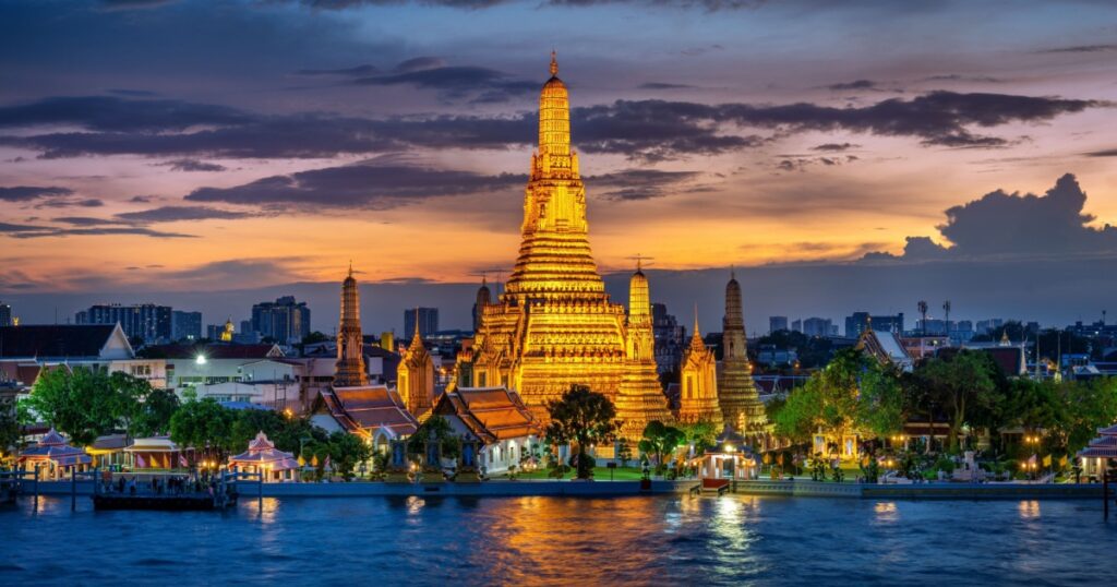 Wat Arun Ratchawararam at sunset