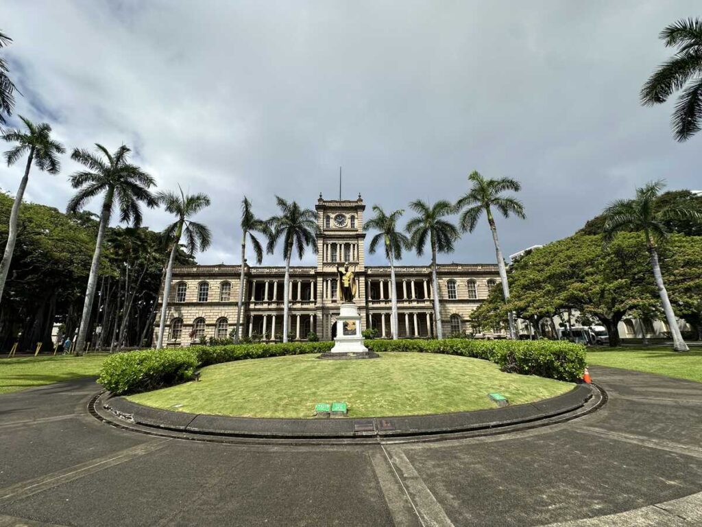 King Kamehameha Statue standing in front of Aliʻiōlani Hale in Honolulu.