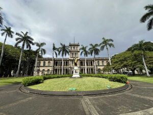 King Kamehameha Statue standing in front of Aliʻiōlani Hale in Honolulu.