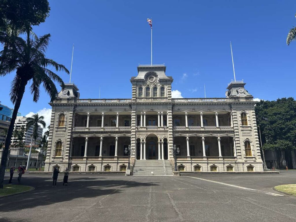 Exterior of ʻIolani Palace in Honolulu under a clear blue sky.